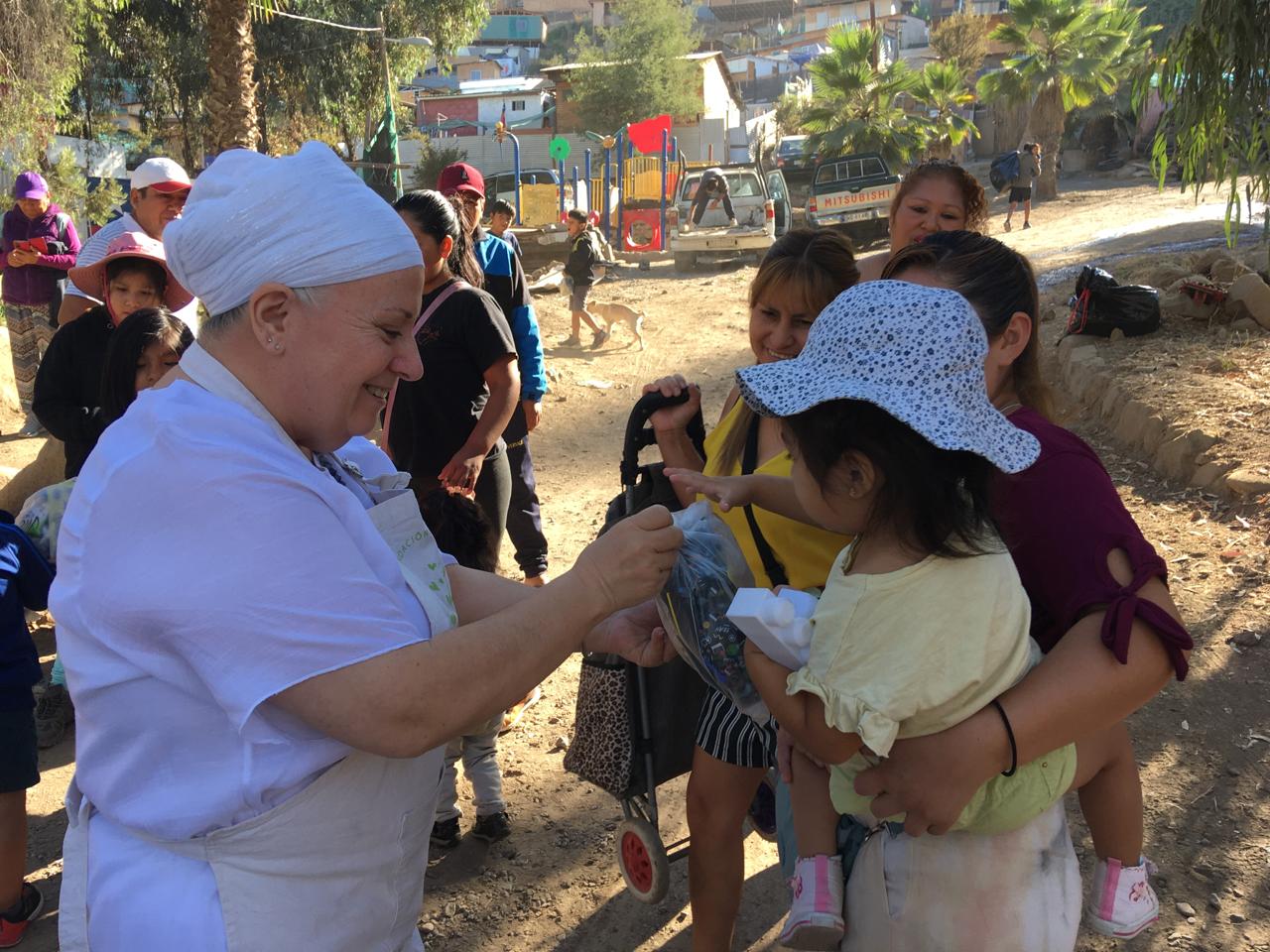 Abhaidev entregando comida en campamento