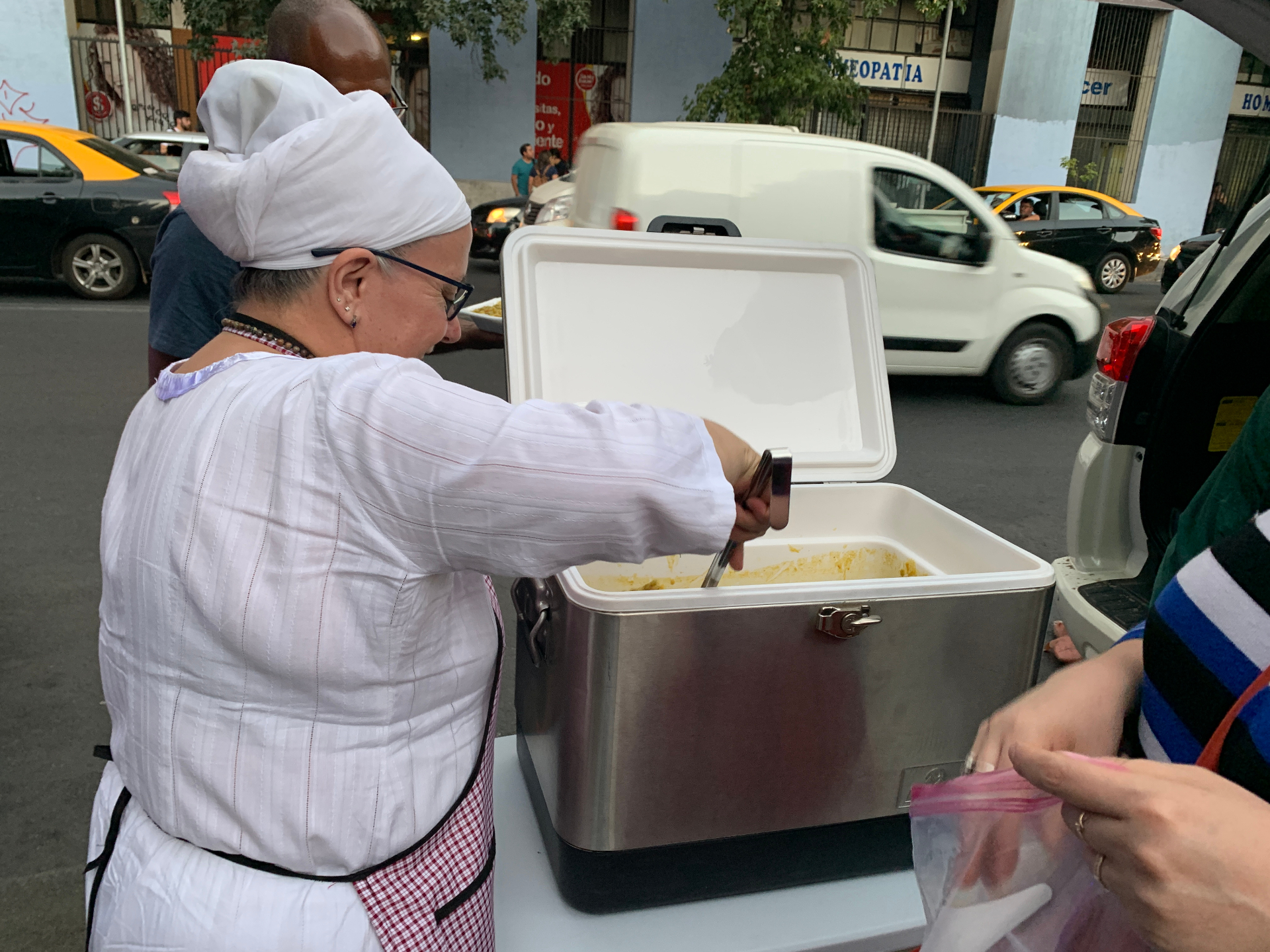 Abhaidev sirviendo comida en la calle
